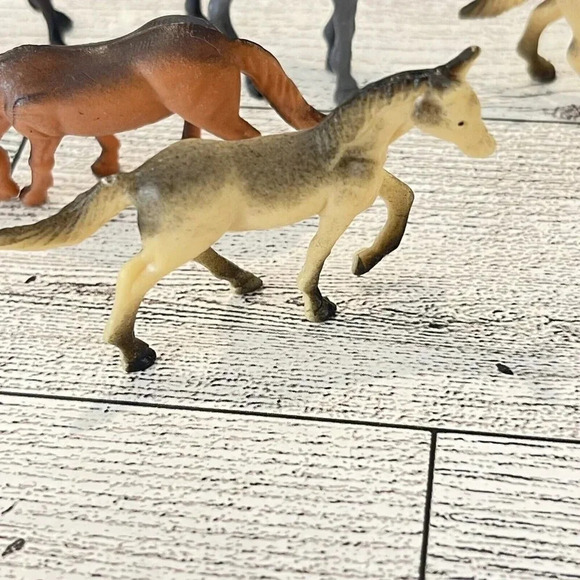 VTG Lot Of 8 Miniature Horse Figurines China Mixed Colors Poses Plastic Lot #1 - Picture 6 of 13